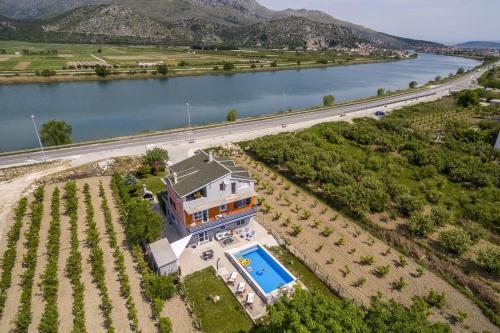 Фотография гостевого дома Holiday house with a swimming pool Opuzen, Neretva Delta - Usce Neretve - 8818