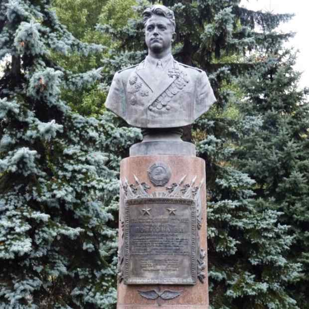Фотографии памятника 
            Памятник лётчику-истребителю В.И.ПОПКОВУ