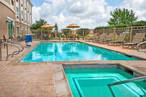 Фотография гостиницы Holiday Inn Express & Suites Cotulla, an IHG Hotel