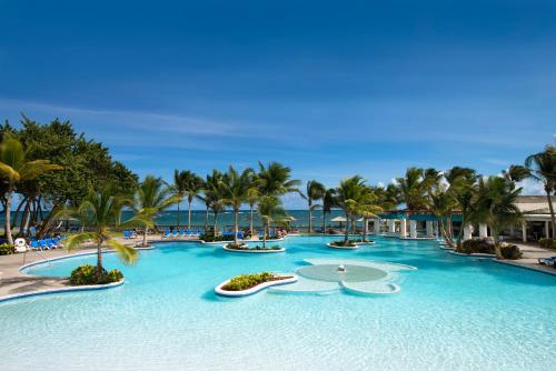 Фотографии гостиницы 
            Coconut Bay Beach Resort & Spa All Inclusive