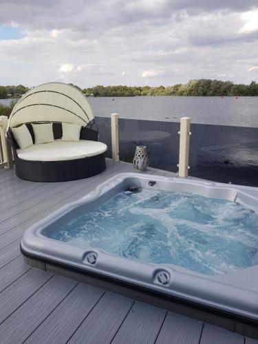 Фотографии гостевого дома
Dees hot tub breaks at Tattershall Lakes Jet Ski 4