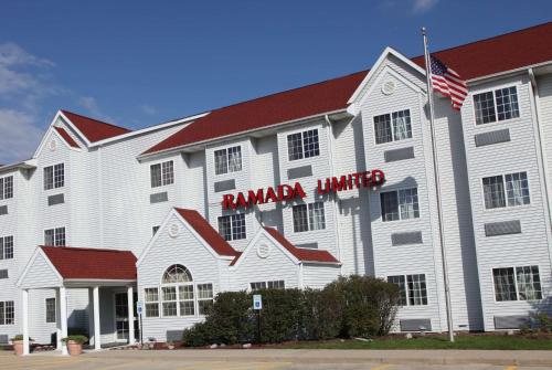 Фотография гостиницы Ramada Limited and Suites Bloomington