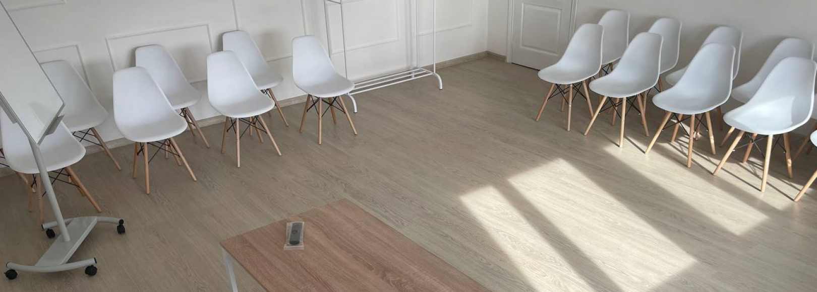 Фотография конференц-зала Зал для проведения тренингов и семинаров