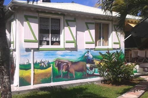 Фотография гостевого дома Bungalow de 2 chambres avec piscine partagee terrasse et wifi a Sainte Rose