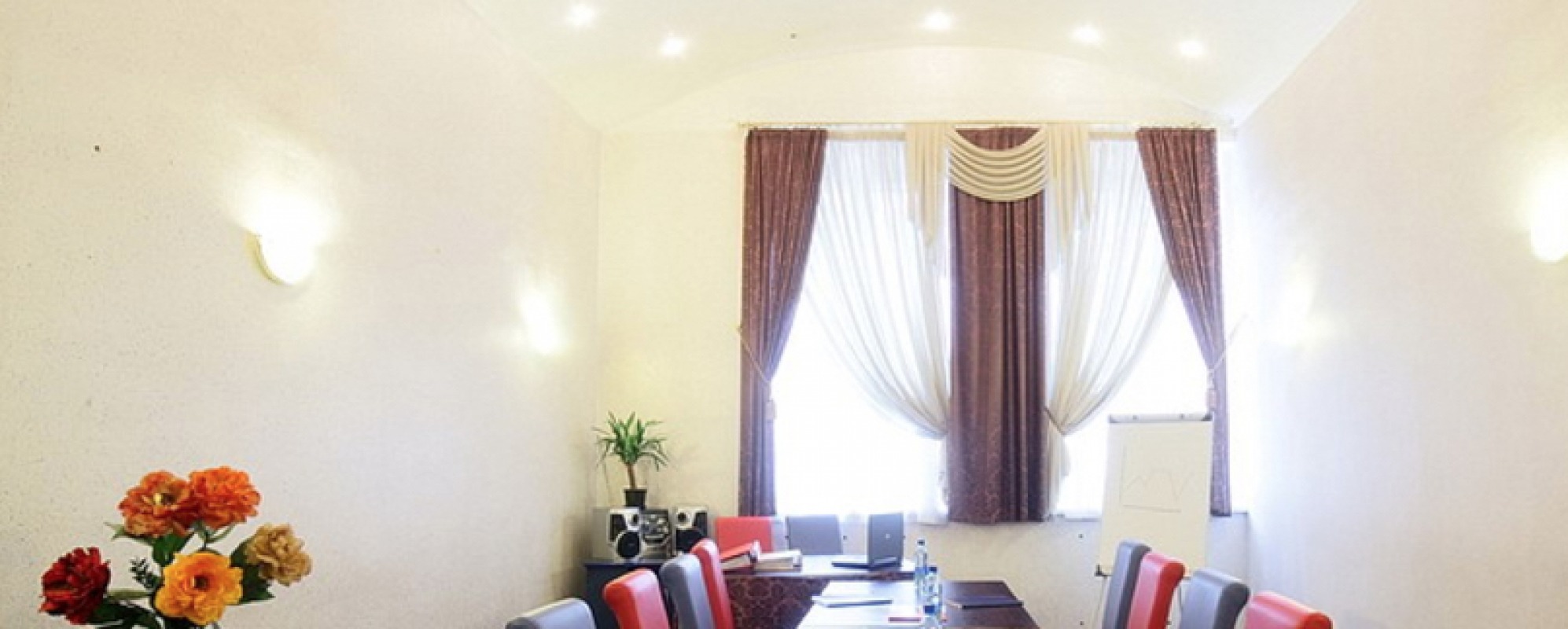 Фотографии комнаты для переговоров У фонтана