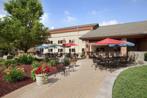 Фотография гостиницы Ramada by Wyndham Saginaw Hotel & Suites