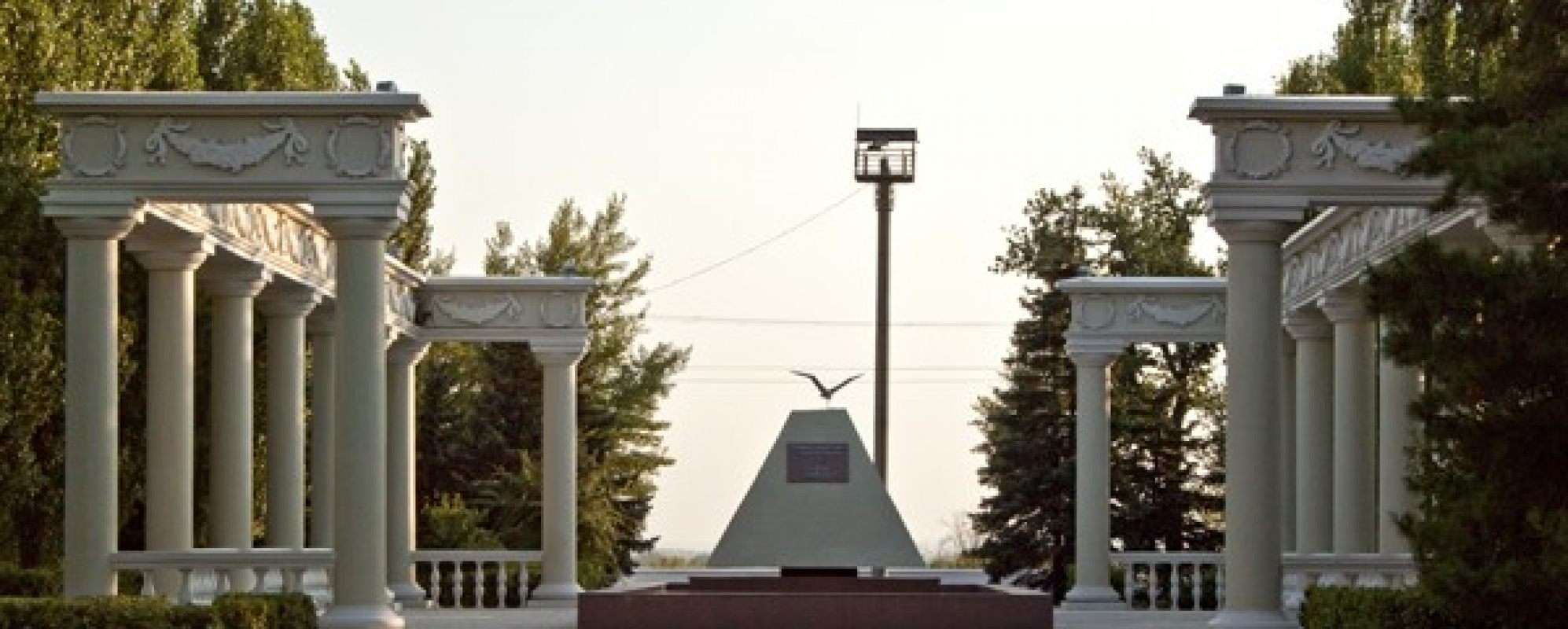 Фотографии памятника 
            Памятник первостроителям  Сталинградской ГЭС