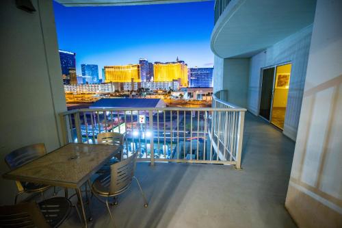 Фотография апарт отеля 2100 SqFt Penthouse Suite W/ Strip Views! POOL GYM