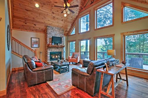 Фотографии гостевого дома 
            Blue Ridge Cabin with Wooded Views, Deck and Hot Tub!