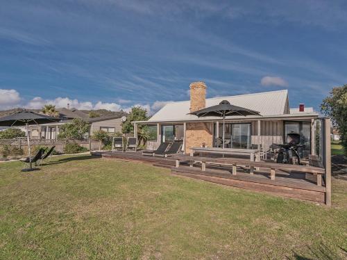 Фотографии гостевого дома 
            Absolute Beachfront Matarangi - Matarangi Holiday Home