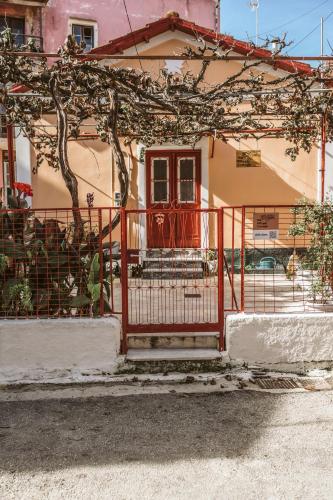 Фотографии гостевого дома 
            The Village Cottage - Benitses