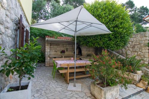 Фотография гостевого дома Apartments by the sea Mali Losinj (Losinj) - 8093