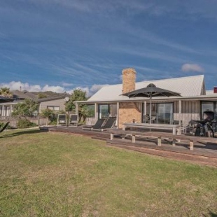 Фотография гостевого дома Absolute Beachfront Matarangi - Matarangi Holiday Home