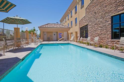 Фотография гостиницы Holiday Inn Express & Suites Clovis Fresno Area, an IHG Hotel