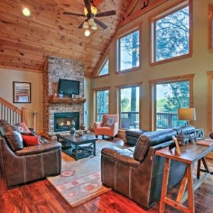 Фотография гостевого дома Blue Ridge Cabin with Wooded Views, Deck and Hot Tub!