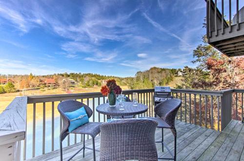 Фотография гостевого дома White Pine Cove Lake Home with Floating Dock and BBQ