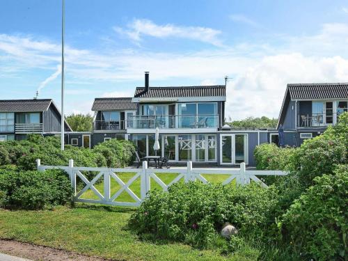 Фотография гостевого дома Three-Bedroom Holiday home in Hemmet 37