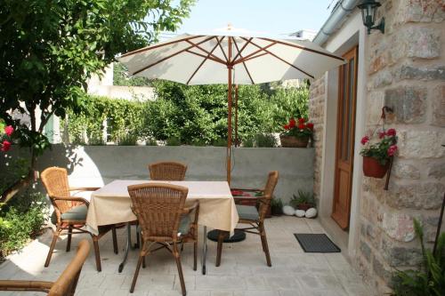 Фотография гостевого дома Apartments by the sea Vrboska (Hvar) - 4601