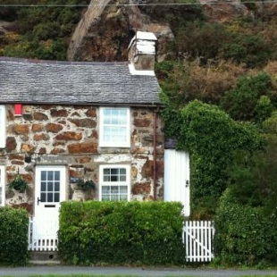Фотография гостевого дома Pwllheli Marina Welsh Cottage by Plas Heli & the sea