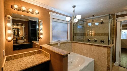 Фотография гостевого дома 350k Home, 5 BDR, Up to 16 guest, Middle of Town - Templar