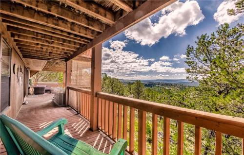 Фотография гостевого дома Living the Dream, 3 Bedrooms, Hot Tub, Fireplace, Sleeps 6