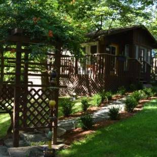 Фотографии мини отеля
The Woods Cabins