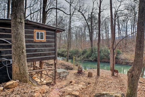 Фотографии гостевого дома 
            The Treehouse Cabin Creekside Home with Hot Tub!