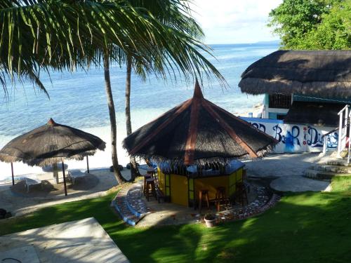 Фотографии гостиницы 
            RedDoorz Premium @ Flower Beach Anda