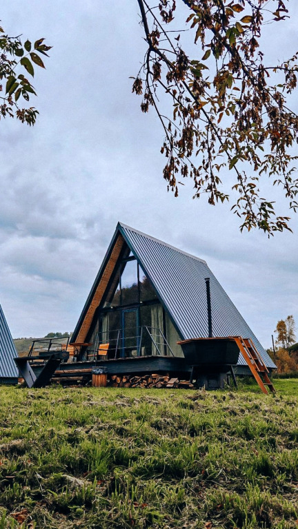 Фотография Коттеджа Шале А-фрейм с панорамным остеклением и террасой