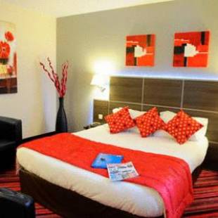 Фотографии гостиницы 
            The Originals Boutique, Actuel Hôtel, Saint-Etienne Aéroport (Qualys-Hotel)