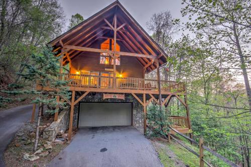 Фотография гостевого дома Spacious Maggie Valley Cabin with Hot Tub and MTN View