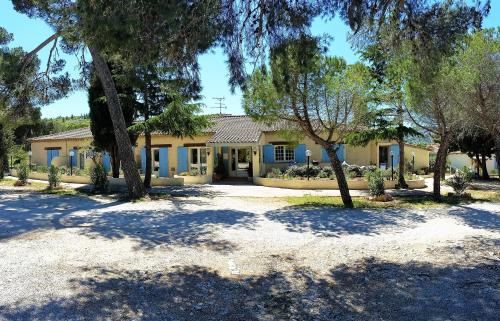 Фотография гостиницы HôTEL LES VOLETS ROUGES - CASSIS