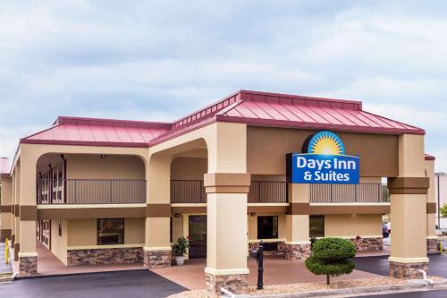 Фотография гостиницы Days Inn & Suites by Wyndham Warner Robins Near Robins AFB