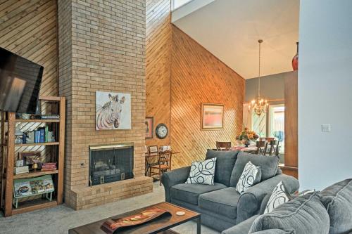 Фотография гостевого дома Lubbock Townhome with Grill Near TTU and Downtown!