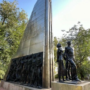 Фотография памятника Памятник льговским молодогвардейцам