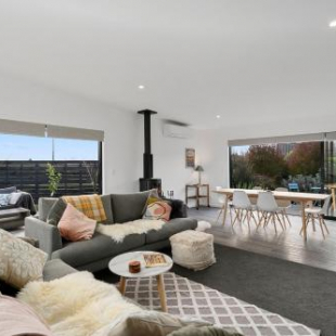 Фотография гостевого дома Cedar House - Martinborough Holiday Home