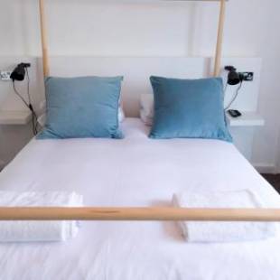 Фотографии мини отеля
The Black Fox