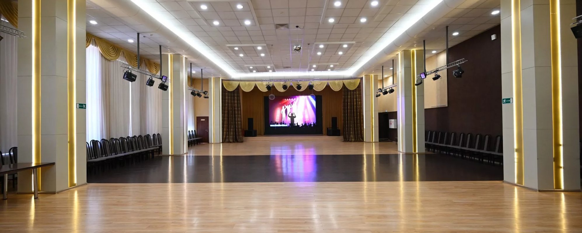 Фотографии конференц-зала Зал для торжеств ДК Свердловский