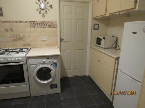 Фотография гостевого дома Practical Living Home- Perfect for Contractors, Families and Groups