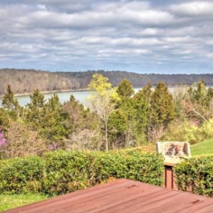 Фотография гостевого дома Monticello Home with Multi-Level Deck on 2 and Acres!