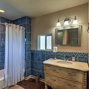 Фотография гостевого дома Waterfront Granbury House with Deck and Private Dock!