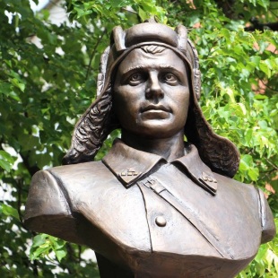 Фотография памятника Бюст Д.Ф. Лавриненко