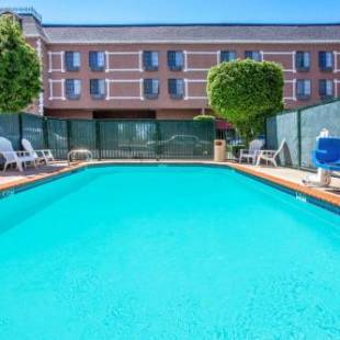 Фотографии гостиницы
Holiday Inn Express & Suites Chatsworth, an IHG Hotel