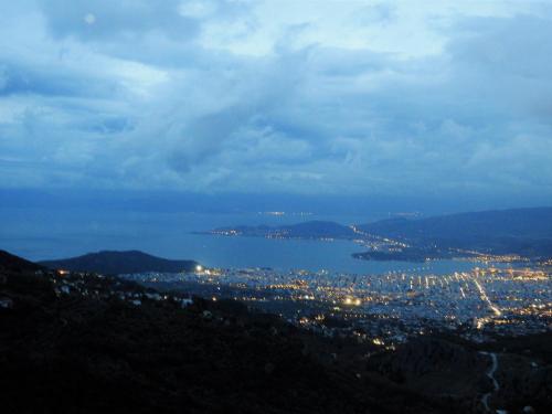 Фотография гостевого дома 4 bedrooms house with sea view furnished terrace and wifi at Volos 6 km away from the beach