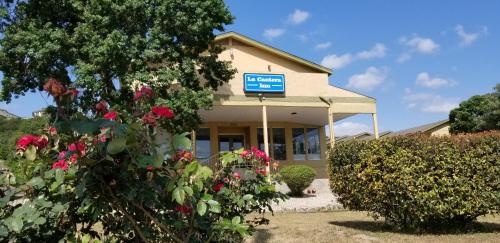 Фотография мотеля HillView Inn at Six Flags Fiesta