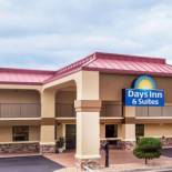 Фотография гостиницы Days Inn & Suites by Wyndham Warner Robins Near Robins AFB