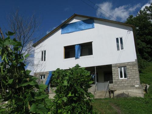 Фотографии гостевого дома 
            White house in Ghebi