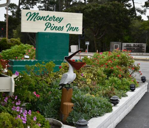 Фотография мотеля Monterey Pines Inn