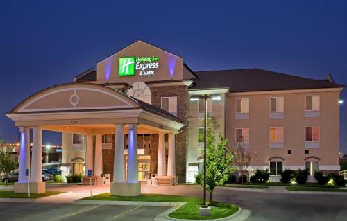 Фотография гостиницы Holiday Inn Express Hotel & Suites Wichita Airport, an IHG Hotel