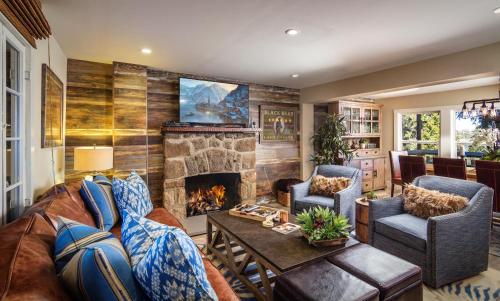 Фотография гостевого дома HISTORIC COTTAGE WITH LAKE VIEW, 1400 sqft, Deck, Dogs, Walk to Village